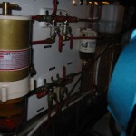 集中配置された燃料配管と、燃料ストレーナー 集中配置された燃料配管と、燃料ストレーナー