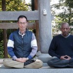 鐘楼で足を組むFuuさんと私