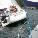 保田漁港入り口で、先行を許す