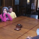 帆船のキャビンで学ぶ子供たち