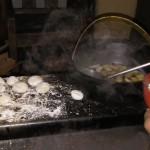 薪ストーブの上で餅を焼く