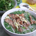 フォーはとてもおいしい、レモン、刻み生姜を乗せて食べる