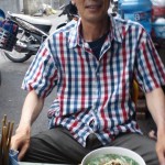 1杯20000ドンだ、清潔感を求める向きには、道端食堂は無理だろう。