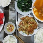 鶏のミンチのオムレツ風、空心菜の炒め物、スープは豚肉、ポテト、トマトが入っている