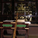 ご本尊の前で坐る