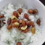 ご飯に揚げたピーナッツ