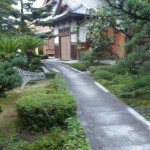 掃除の行き届いた、慈眼院の露地