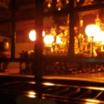 ご本尊の前で、坐禅を行う