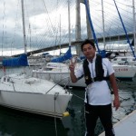 ｽｸｰﾙ艇前で、はいっﾁｰｽﾞ