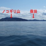 4.ノコギリ山を目印にします。　その南側が保田漁港