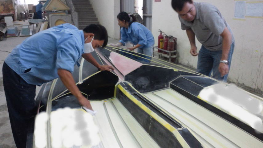 延々と続くサンディング作業、これがZen15の製品価値を左右する