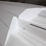 バウデッキのエッジなV型フォルム