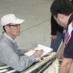 チームリーダーのティンさんへ、細部の仕上げを細かく指示する青木