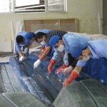 FRP積層作業は、青木ヨットが設定した工程表に従って手順通りに実施する