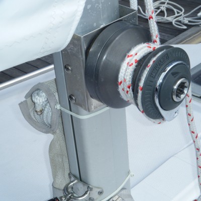 ハリヤードはマストで上下する