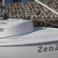 Zen24のシンプルなマスト周りはシングルハンド用